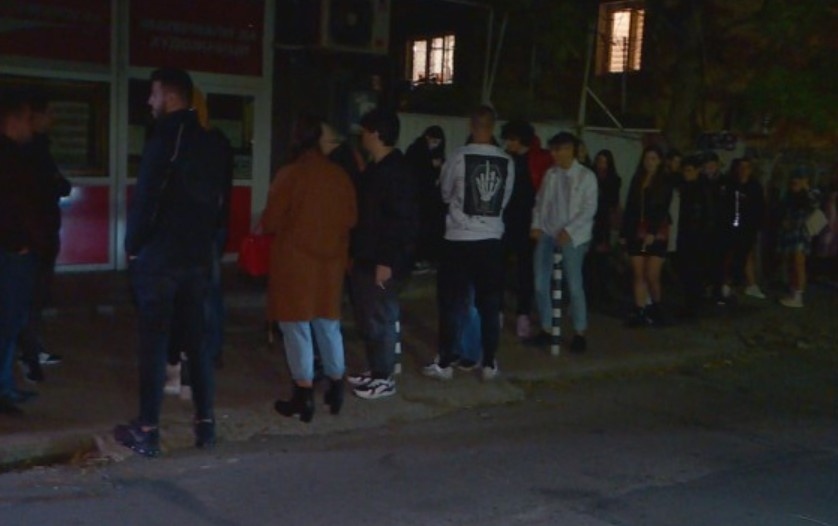 Снощи в София: Опашки за антигенни тестове пред заведенията